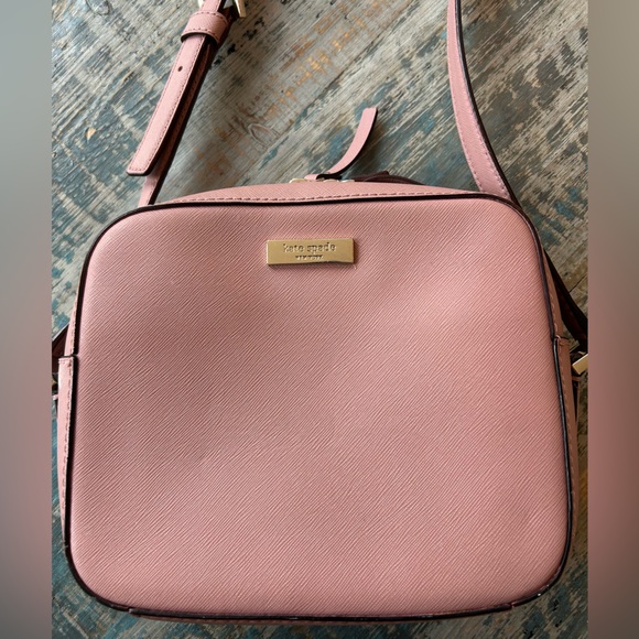 kate spade Handbags - Kate Spade Cross Body Purse Gently Used 18” drop 8” wide 6” height 2.75” depth